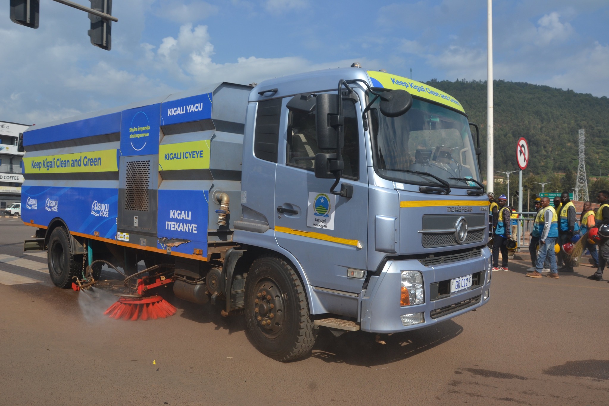 NYARUGENGE: Umuganda wakozwe  imodoka zisukura imihanda,  Nyabugogo isigarana isura nshya